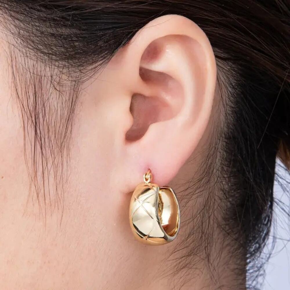NWT Aim Eternal 14K Gold Filled 25.5mm Wide Quilted Latch Hoop Earrings Chunky
